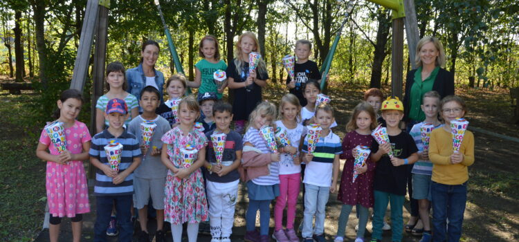 Hurra, endlich sind wir in der Schule! Hurra, endlich sind wir in der Schule!